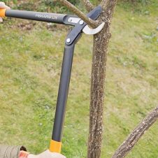 Средний плоскостной сучкорез L74 PowerGear с загнутыми лезвиями FISKARS