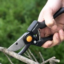 Профессиональный садовый секатор P90 FISKARS