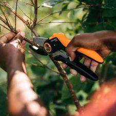 Секатор контактный FISKARS Plus Powerlever P741
